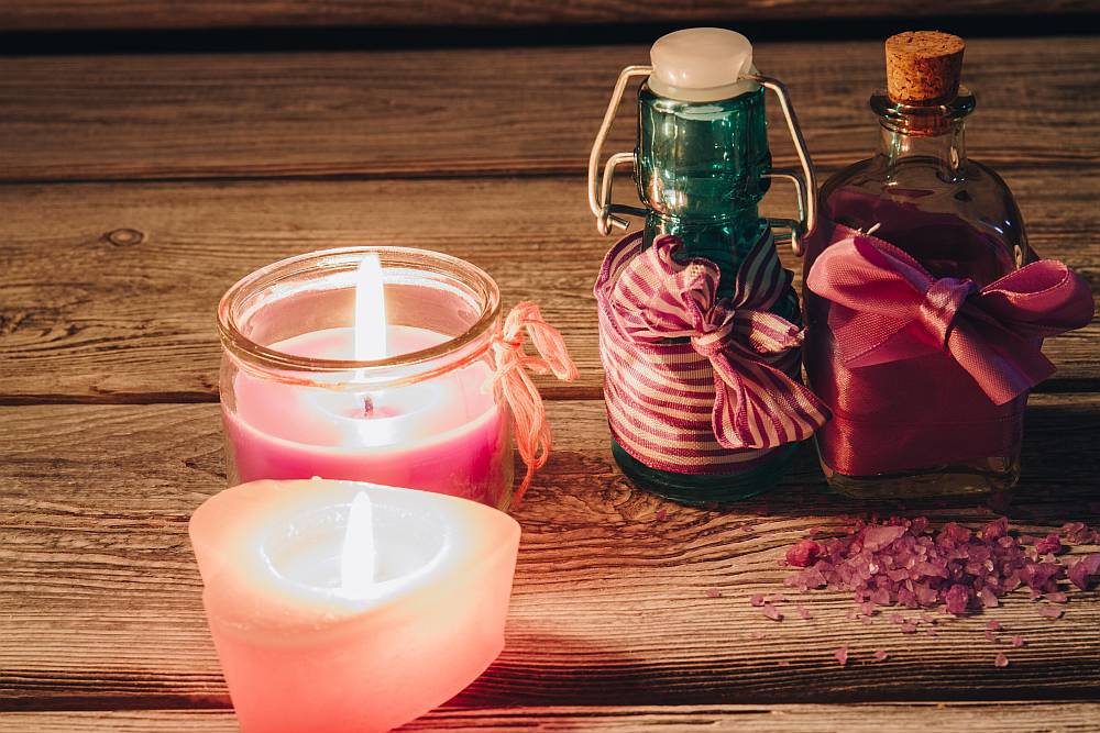 Wszystko, co musisz wiedzieć o świecach i olejkach zapachowych, o tym, jak działają i który jest odpowiedni dla Ciebie